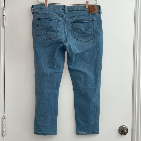 Levi’s Boyfriend Cut Jeans in Light Wash with stretch| 33 - Picture 3 of 8